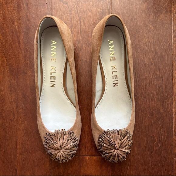 Anne Klein “Happy” Suede Block Heel Pump w/ Gold Tipped Pom Pom On Toe, Size 7.5 - Picture 2 of 14